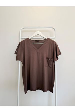 KAHVERENGİ CEPLİ ZIMBALI TİŞÖRT  